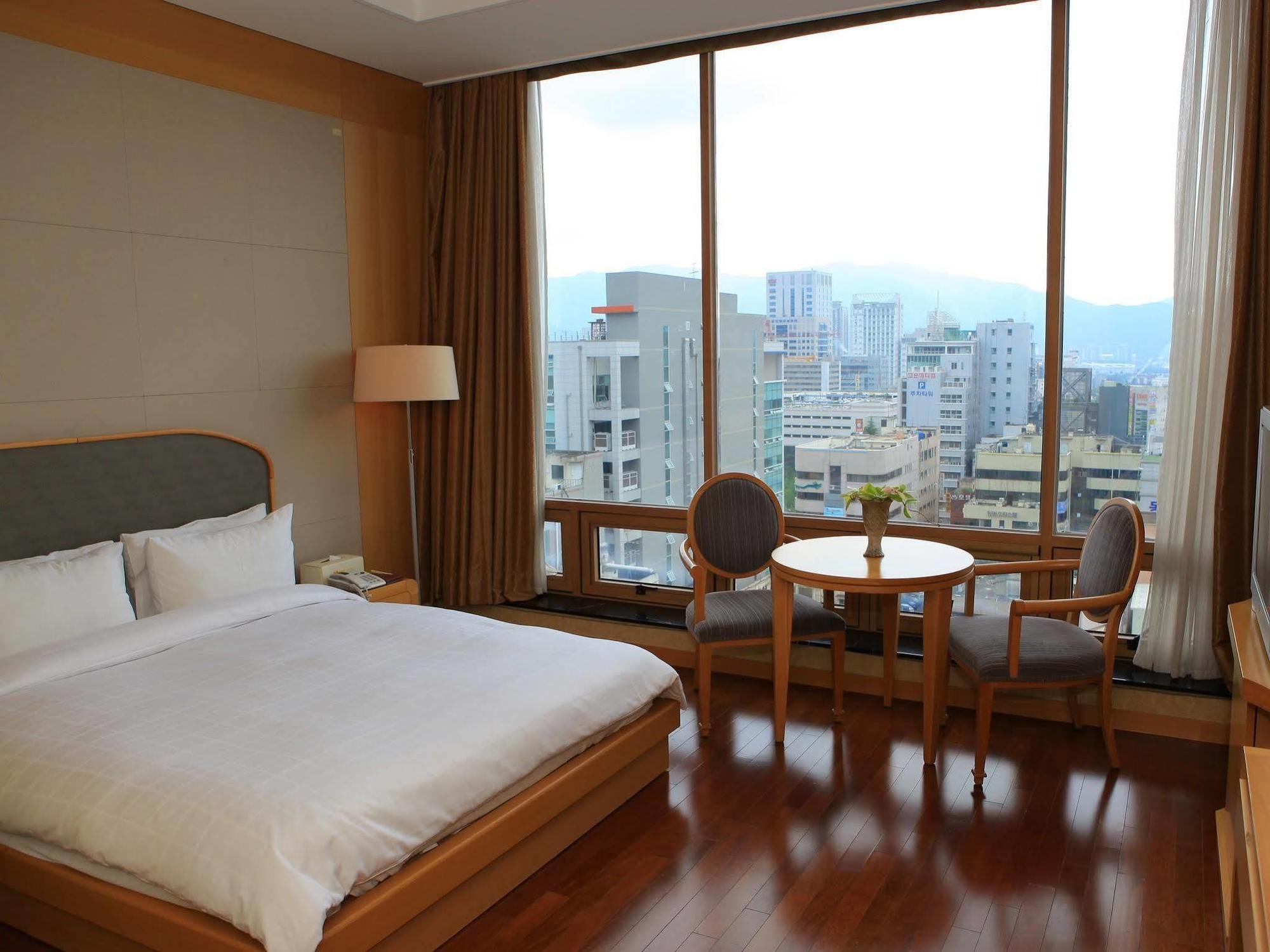 Hotel Avenue Changwon Esterno foto