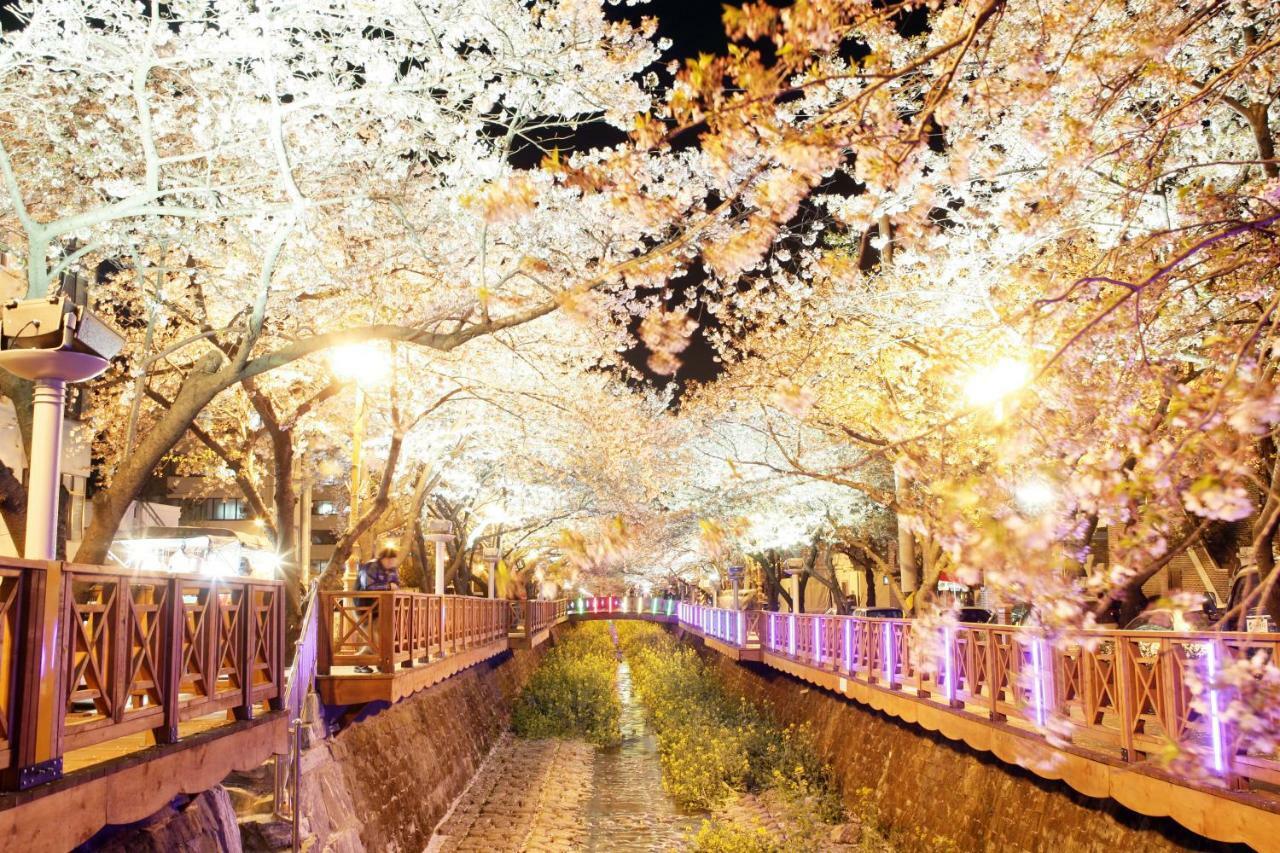 Hotel Avenue Changwon Esterno foto